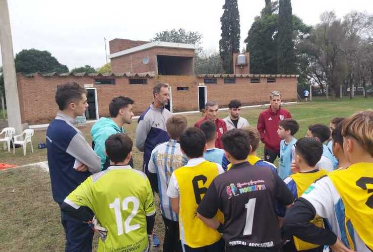 Imagen de River Plate, realizó prueba de jugadores de inferiores en Central Argentino.