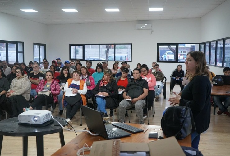 Imagen de Se realizó en el Complejo "Los Tiburones" una jornada de capacitación en manipulación segura de alimentos