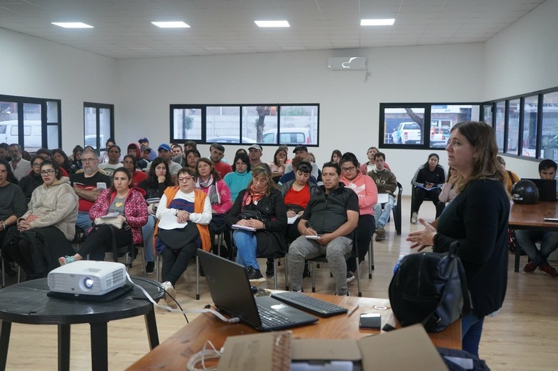 Imagen de Se realiz&oacute; en el Complejo "Los Tiburones" una jornada de capacitaci&oacute;n en manipulaci&oacute;n segura de alimentos