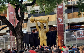 Imagen de Se inauguró la estatua de Marcelo Gallardo, D.T. ídolo de River Plate.