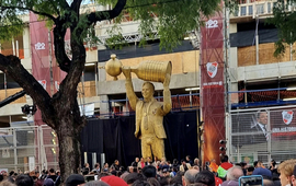 Imagen de Se inaugur&oacute; la estatua de Marcelo Gallardo, D.T. &iacute;dolo de River Plate.