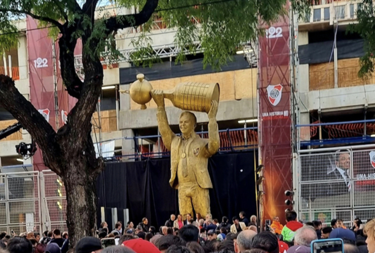 Imagen de Se inauguró la estatua de Marcelo Gallardo, D.T. ídolo de River Plate.