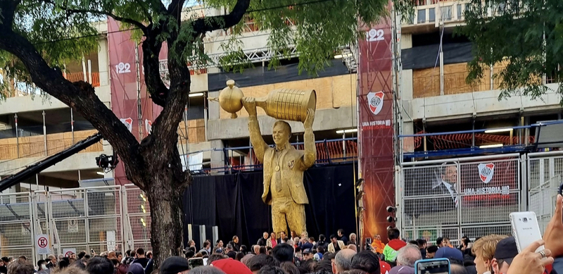 Imagen de Se inaugur&oacute; la estatua de Marcelo Gallardo, D.T. &iacute;dolo de River Plate.