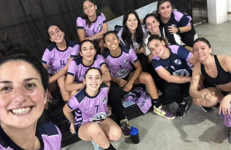 Imagen de Las chicas de Libertad vencieron a Sagrado Corazón y siguen invictas en el torneo.