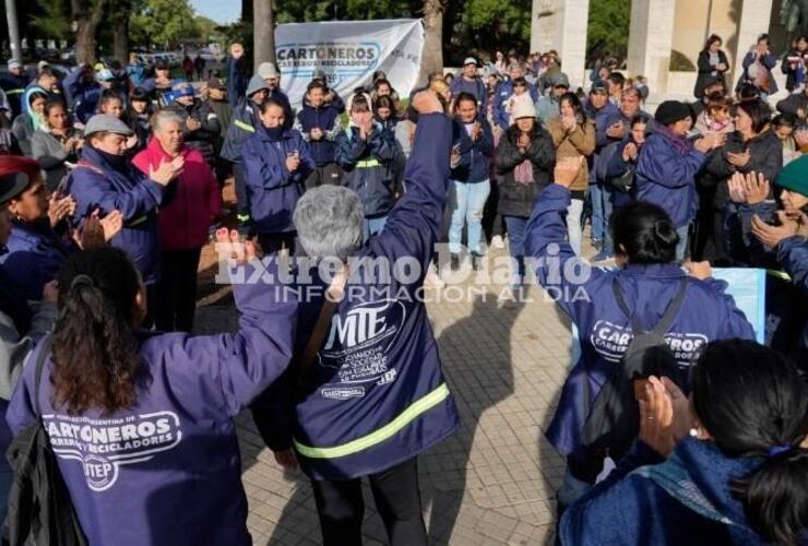 Imagen de Cartoneros exigieron reconocimiento oficial frente a la Secretaría de Ambiente