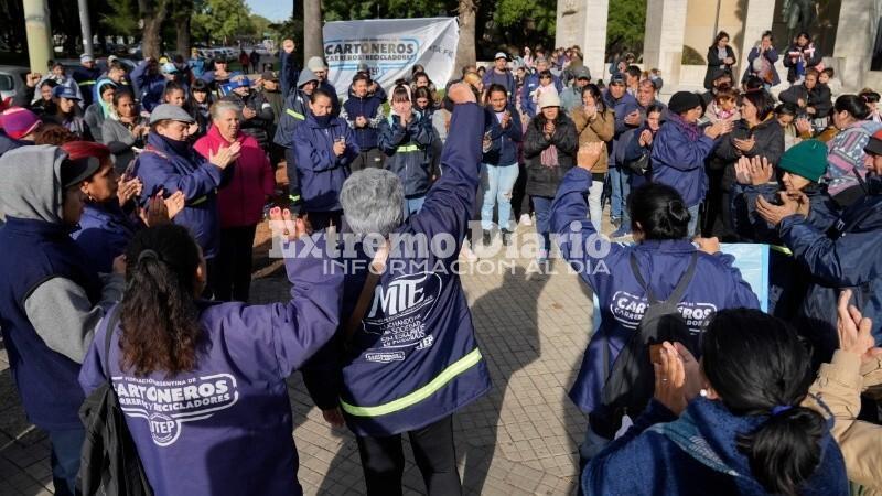 Imagen de Cartoneros exigieron reconocimiento oficial frente a la Secretar&iacute;a de Ambiente