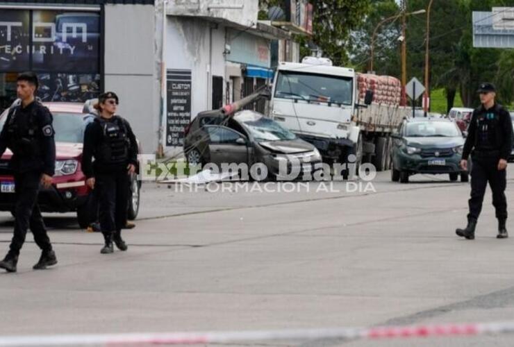 Imagen de Un camión sin frenos provocó choque múltiple en Villa Gobernador Gálvez, con una mujer fallecida