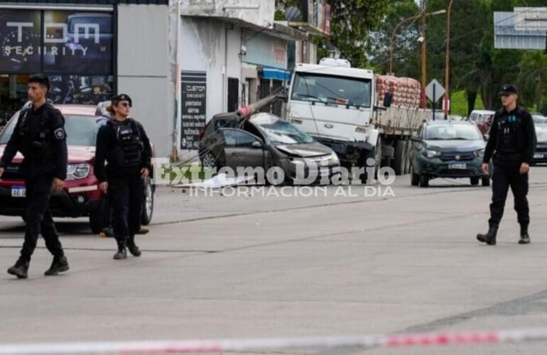 Imagen de Un camión sin frenos provocó choque múltiple en Villa Gobernador Gálvez, con una mujer fallecida