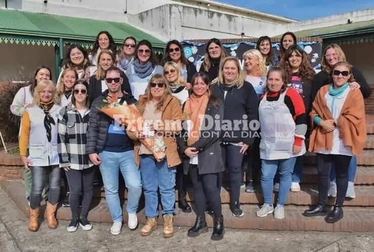 Imagen de La Escuela Fiscal agasajó a la docente Claudia Tomés por su jubilación