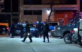 Una de las balaceras impact&oacute; contra el frente de la seccional 16&ordf; de polic&iacute;a, de barrio Tablada.