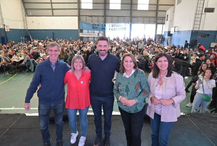 Imagen de Fein, García y Estévez encabezaron un multitudinario locro en rosario: "la gente quiere recuperar buenos gobiernos"