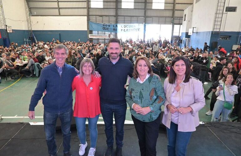 Imagen de Fein, García y Estévez encabezaron un multitudinario locro en rosario: "la gente quiere recuperar buenos gobiernos"