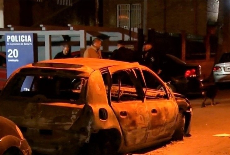 Dos disparos dieron contra la fachada de la dependencia policial y otro en un auto estacionado. (El Tres (captura))