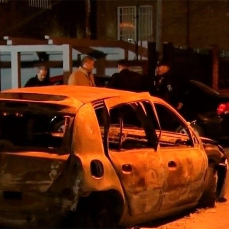 Dos disparos dieron contra la fachada de la dependencia policial y otro en un auto estacionado. (El Tres (captura))