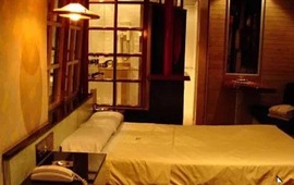 Imagen de Fue a un albergue transitorio pero no sab&iacute;a que era Polic&iacute;a y al ver el arma llam&oacute; al 911