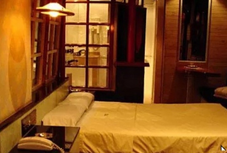 Imagen de Fue a un albergue transitorio pero no sab&iacute;a que era Polic&iacute;a y al ver el arma llam&oacute; al 911