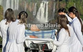 Imagen de Un grupo de m&eacute;dicos cumpli&oacute; el sue&ntilde;o de un paciente de conocer las Cataratas