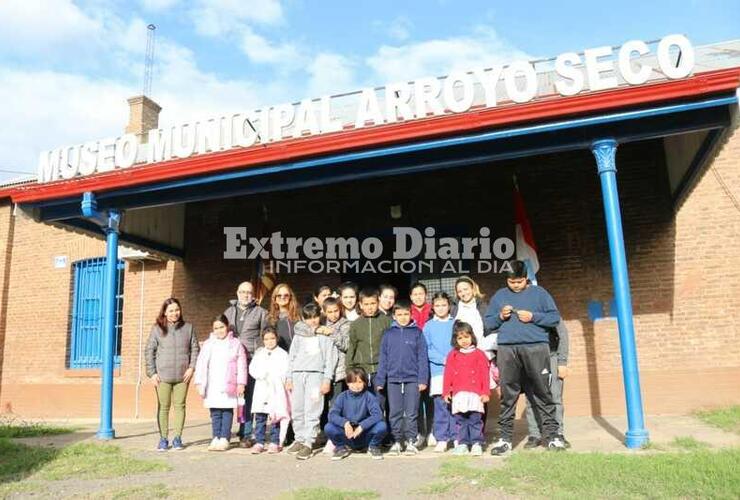 Imagen de Alumnos y docentes de la escuela N°6194 del paraje El Ombú visitaron el Museo