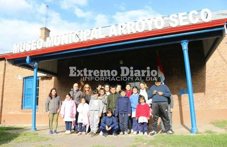 Imagen de Alumnos y docentes de la escuela N°6194 del paraje El Ombú visitaron el Museo