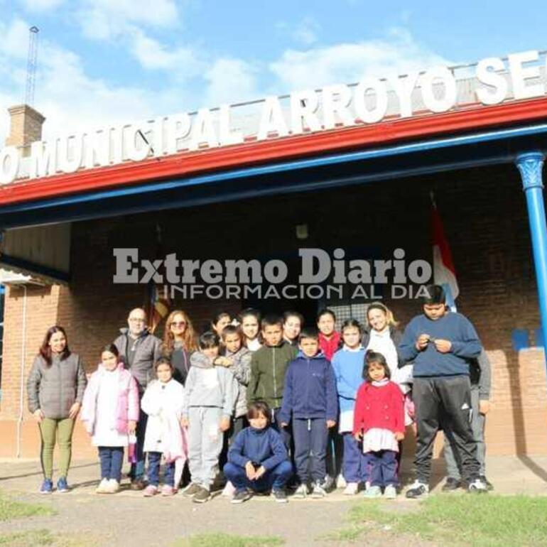 Imagen de Alumnos y docentes de la escuela N°6194 del paraje El Ombú visitaron el Museo