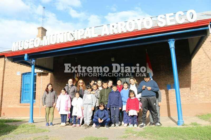 Imagen de Alumnos y docentes de la escuela N&deg;6194 del paraje El Omb&uacute; visitaron el Museo