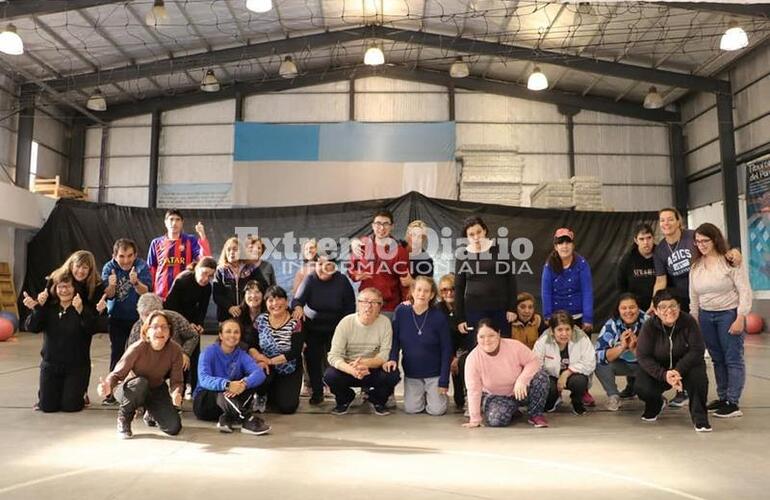 Imagen de Adultos en movimiento: El programa de envejecimiento activo realiz&oacute; una jornada recreativa con el taller de actividad f&iacute;sica adaptada