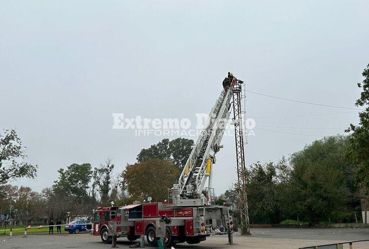 Imagen de Lleva casi 24 horas arriba de la torre de iluminación