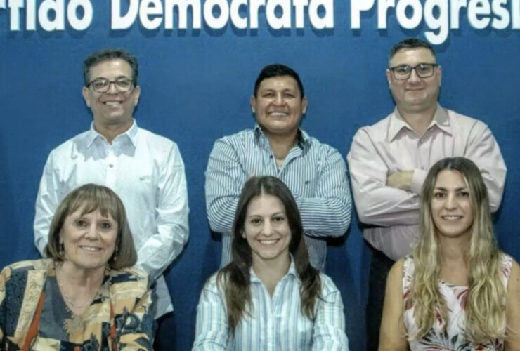 Mili Serra acompa&ntilde;ada de su equipo de trabajo.