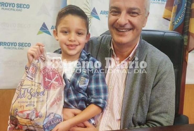 Imagen de Nizar Esper recibió y premió al pequeño asador, Francisco Ciarrochi