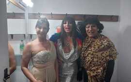 Mariela Paladini, Vanessa Squilacci y Danielito Cabrera antes de salir a escena.
