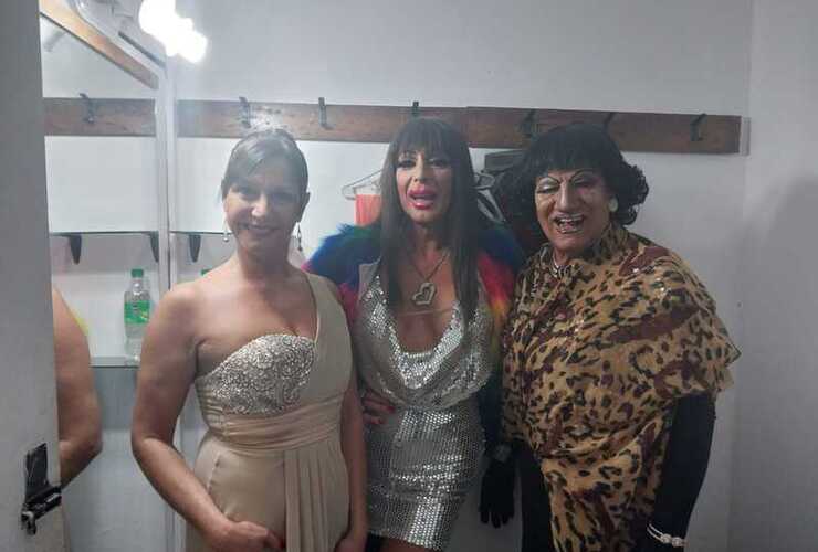 Mariela Paladini, Vanessa Squilacci y Danielito Cabrera antes de salir a escena.