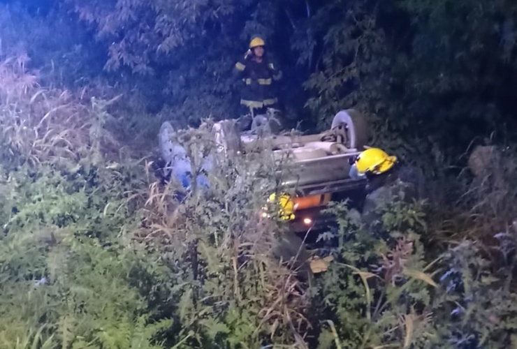 Imagen de Vuelco de un veh&iacute;culo sobre Ruta 21