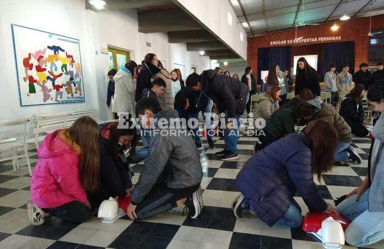Imagen de Curso de RCP para alumnos de la Escuela N&deg; 3007 de Fighiera