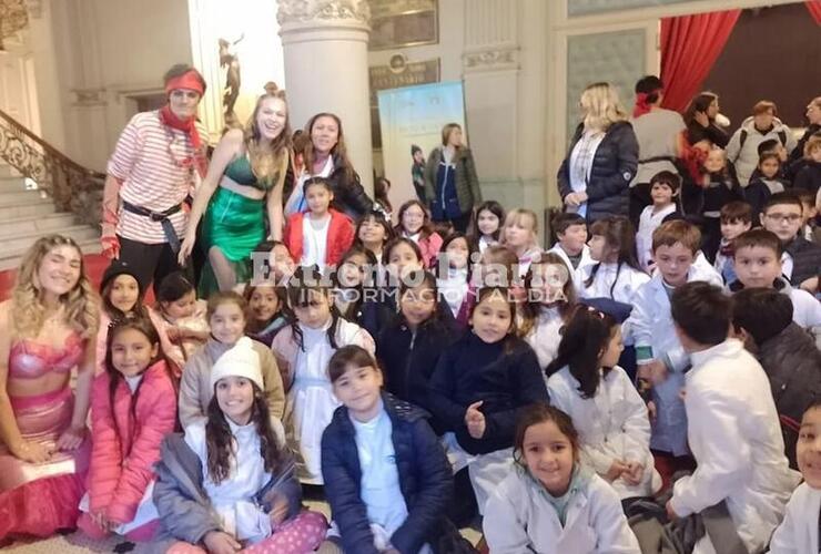 Imagen de Alumnos de la Escuela Fiscal disfrutaron de Peter Pan en el teatro El Círculo