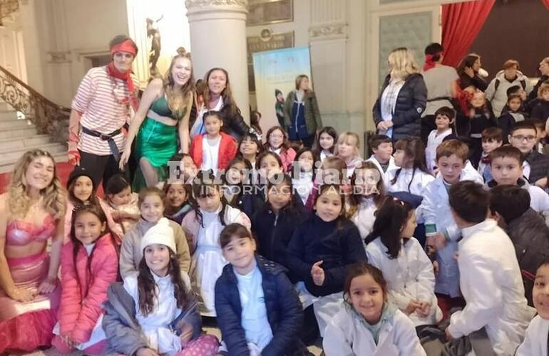 Imagen de Alumnos de la Escuela Fiscal disfrutaron de Peter Pan en el teatro El Círculo