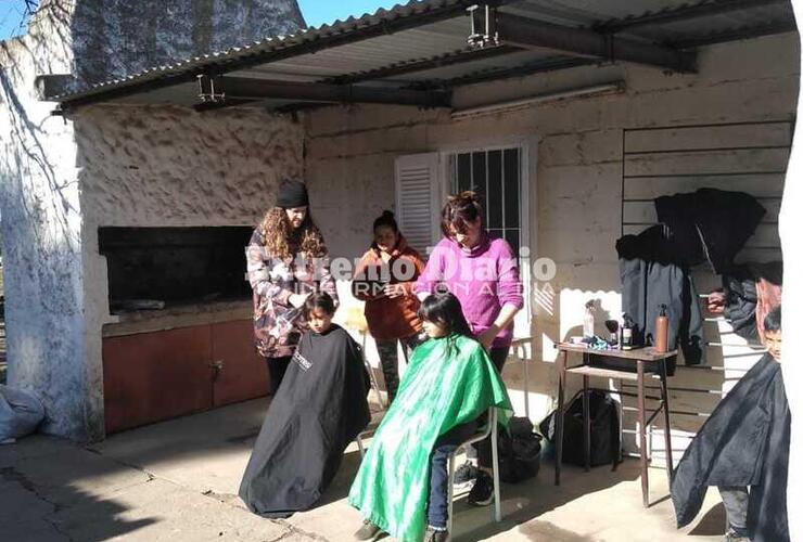 Imagen de Solidaridad: Peluqueros de Arroyo Seco junto a los ni&ntilde;os del paraje El Omb&uacute;