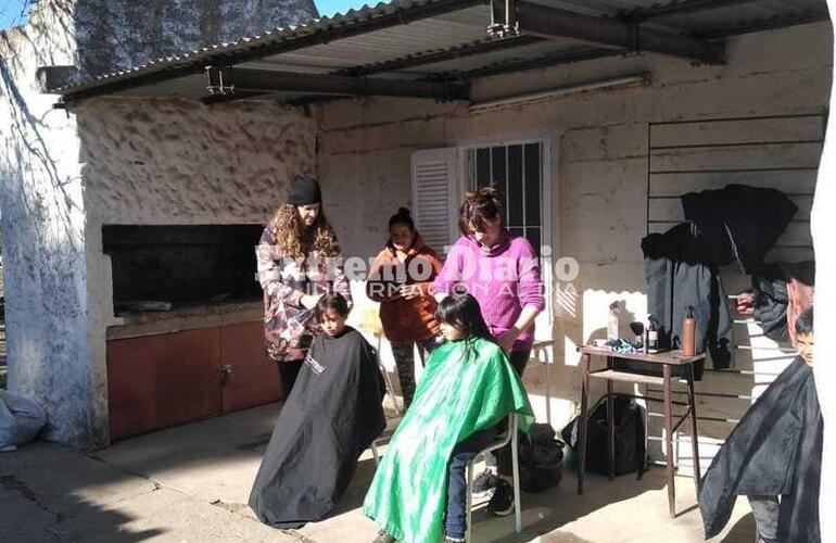 Imagen de Solidaridad: Peluqueros de Arroyo Seco junto a los ni&ntilde;os del paraje El Omb&uacute;