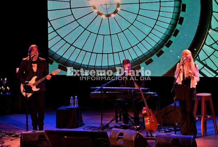 Imagen de Orgullo local: Matias Galasso junto a Silvina Garré y Fabián Gallardo en la Sala Lavardén