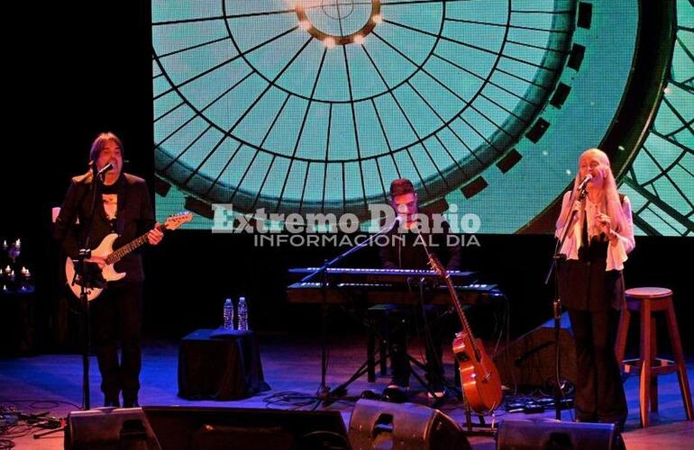 Imagen de Orgullo local: Matias Galasso junto a Silvina Garré y Fabián Gallardo en la Sala Lavardén