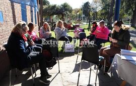 Imagen de Las Reinas Tejedoras brindaron un taller para confeccionar escarapelas al crochet