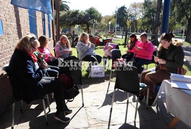 Imagen de Las Reinas Tejedoras brindaron un taller para confeccionar escarapelas al crochet