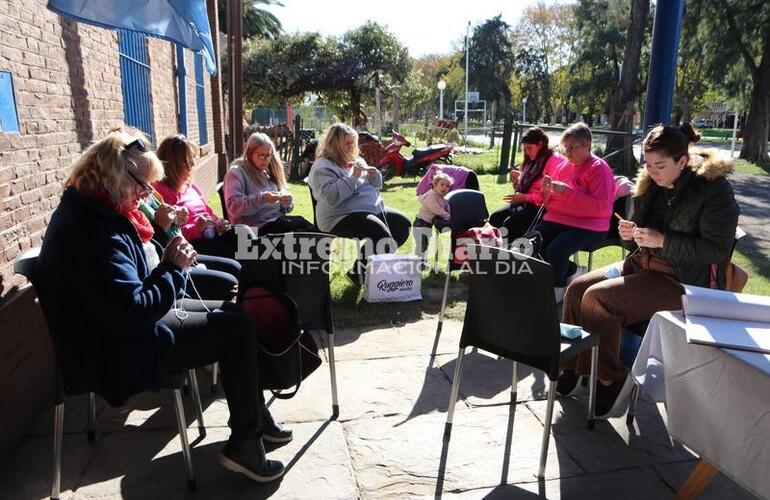 Imagen de Las Reinas Tejedoras brindaron un taller para confeccionar escarapelas al crochet