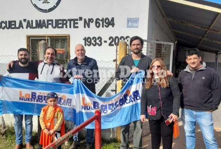 Imagen de La Bancaria entregó mobiliario y útiles a la Escuela N°6194 del paraje El Ombú