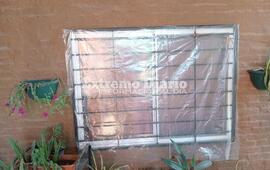 Los vecinos tapan sus ventanas para evitar el polvillo