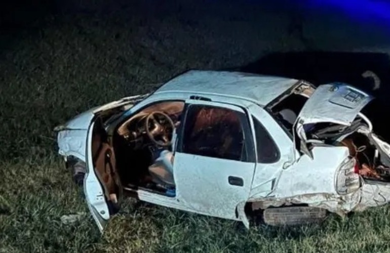 Imagen de Perdió el control de auto y terminó en el cantero central de la autopista