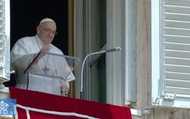 Imagen de El Papa Francisco reapareci&oacute; ante miles de fieles en la Plaza San Pedro