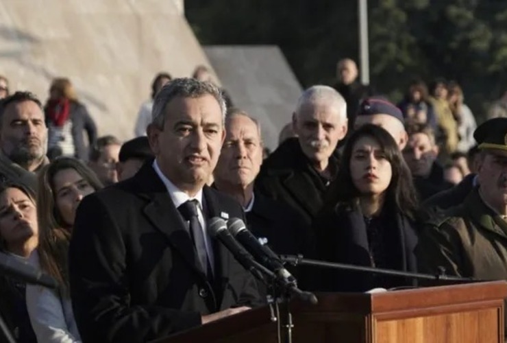 Imagen de Pablo Javkin: "Belgrano nos enseñó a amar la bandera que hoy está rasgada por la mafia que mata tente buena"