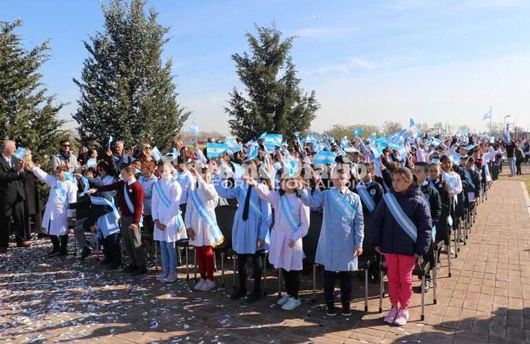 Imagen de 20 de junio: Emocionante acto y promesa de lealtad por el D&iacute;a de la Bandera