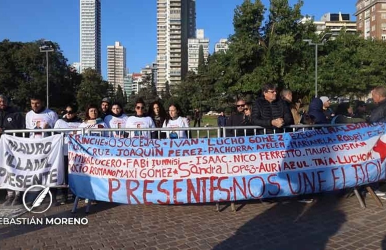 Imagen de Familiares de víctimas de la inseguridad volvieron a reclamar justicia, esta vez en la celebración de la Bandera