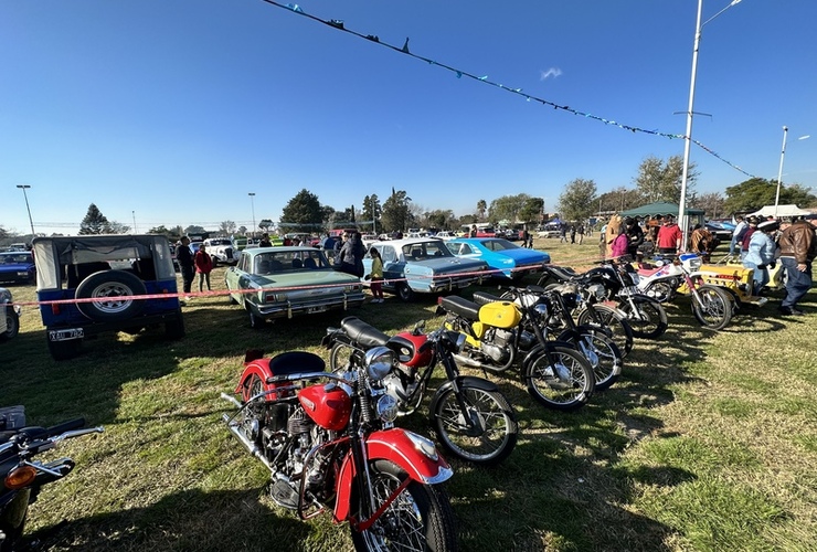 Imagen de 2º Encuentro de Autos y Motos en el Polideportivo de Pueblo Esther